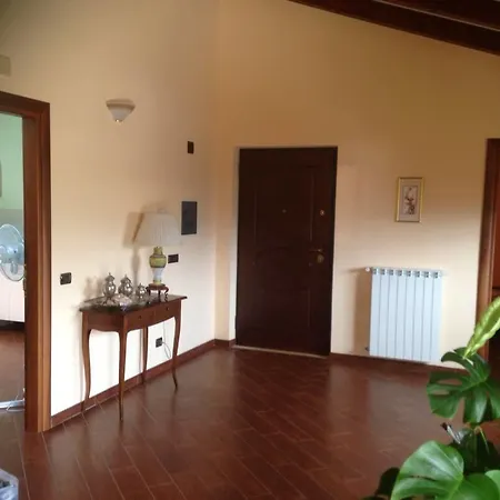 לינה וארוחת בוקר Magnolia House 2*